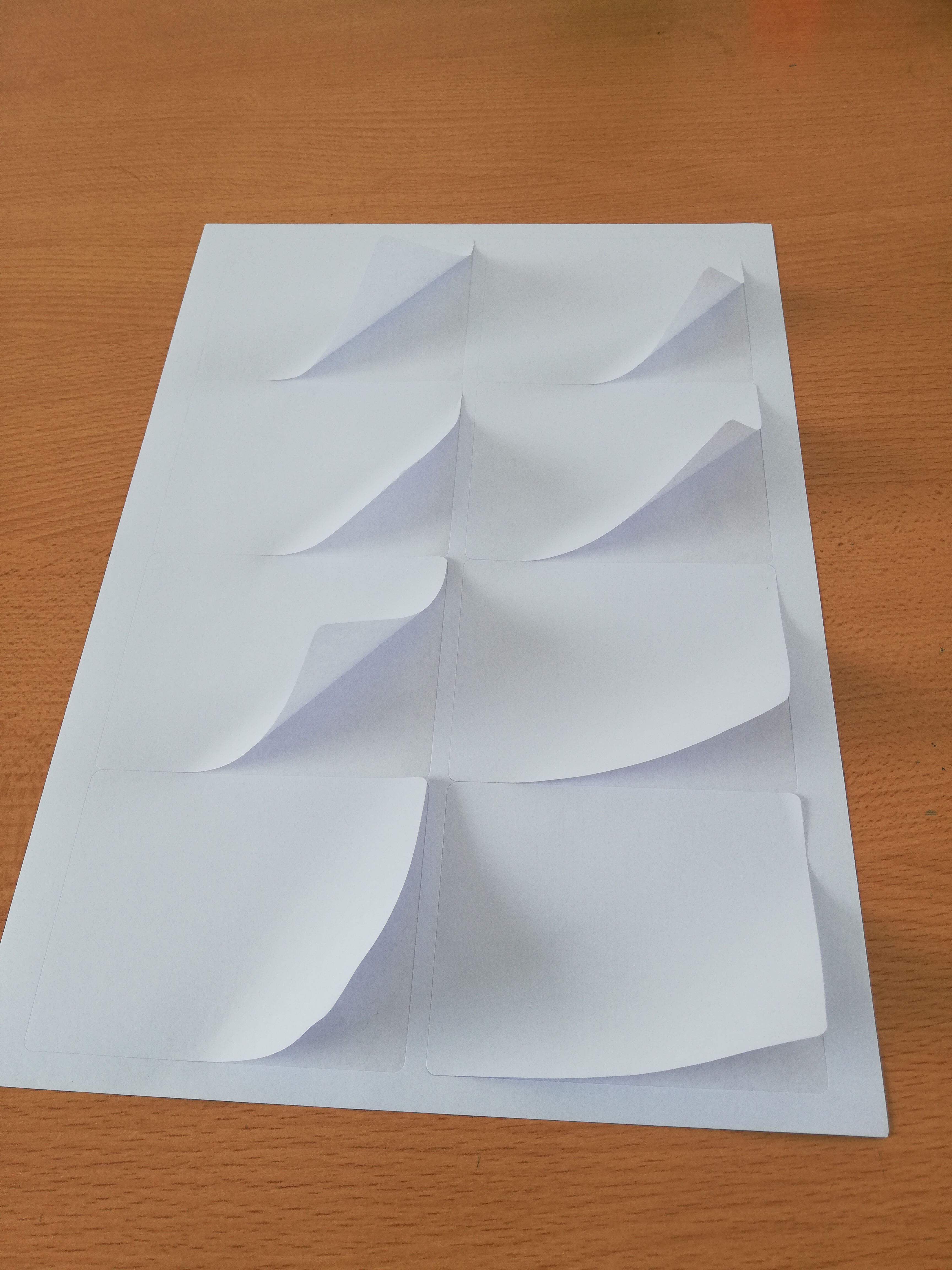 PAPEL STICKER ETIQUETAS 8 X HOJA ,50 HOJAS A4 ANGULO RECTO PUEDE USAR EN LASER E INK JET